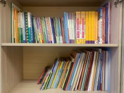 В детском саду отсутствует отдельное помещение, отведенное под библиотеку. Книжный фонд, составляющий библиотеку детского сада, располагается в методическом кабинете. Весь книжный фонд, составляющий библиотеку детского сада, включает в себя: "Книги для педагогов" (методическая , справочная литература, периодические издания, наглядно-демонстрационный материал по темам). Книги для воспитанников находятся в "Книжном уголке" в групповых помещениях. "Книги для воспитанников" (сборники сказок, малых фольклорных форм, познавательной литературы, произведения русских и зарубежных поэтов и писателей, детские энциклопедии)